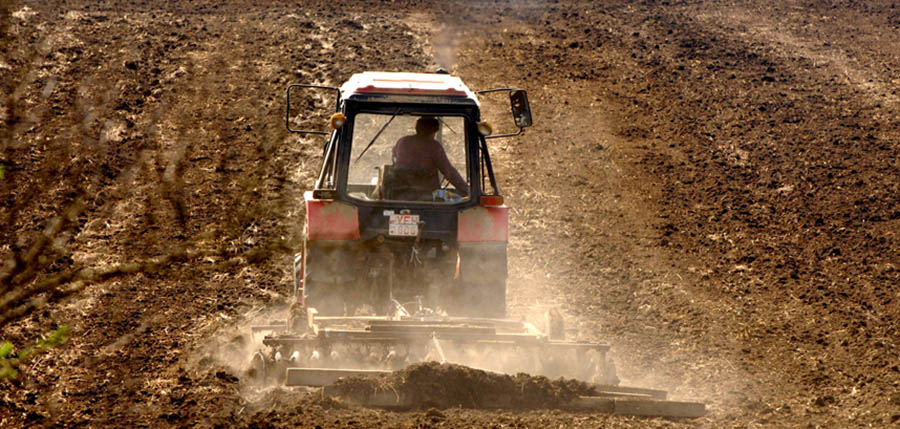 Püspökhatvan, 2009. április 6. Tavaszi mezőgazdasági munka, talajelőkészítés erőgéppel. Porzik a száraz termőföld a borona után. MTI Fotó: H.szabó Sándor