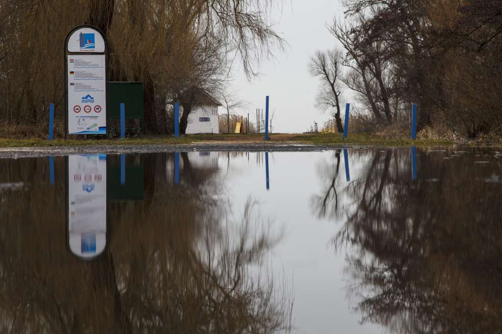 Balatonmáriafürdõ, 2016. február 17. A Balaton magas vízállása miatt kialakult belvíz Balatonmáriafürdõn 2016. február 17-én. MTI Fotó: Varga György