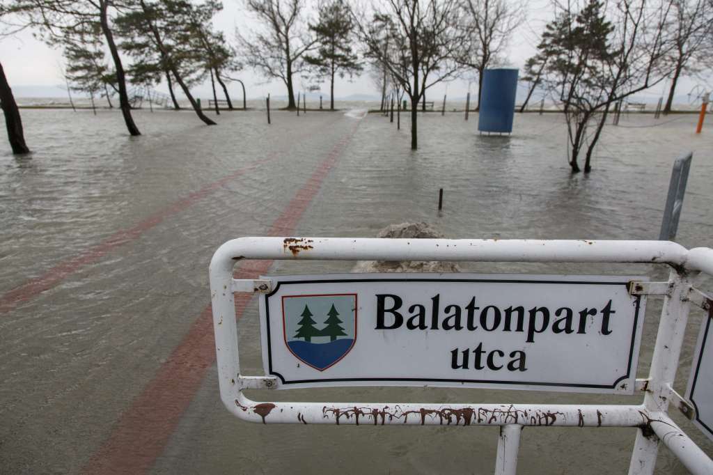 Balatonfenyves, 2016. március 4. A Balaton magas vízállása és a viharos szél miatt kicsapódó hullámok által elárasztott balatonfenyvesi szabadstrand 2016. március 4-én. MTI Fotó: Varga György