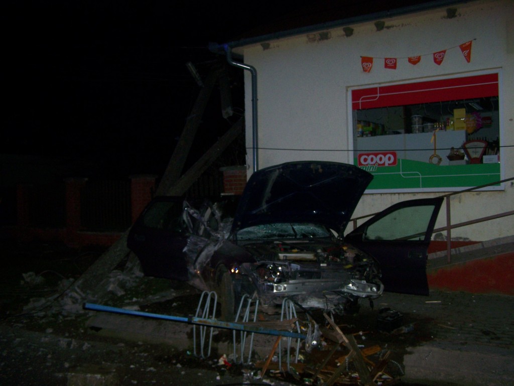 szepetnek villanyoszlopnak hajtott autó 1