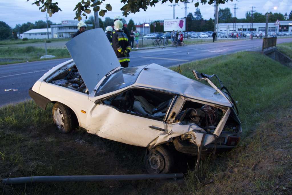 Nagykanizsa, 2016. június 14. Összeroncsolódott autó az árokban, miután összeütközött egy másik személygépkocsival Nagykanizsán 2016. június 14-én. A balesetben egy ember meghalt. MTI Fotó: Varga György