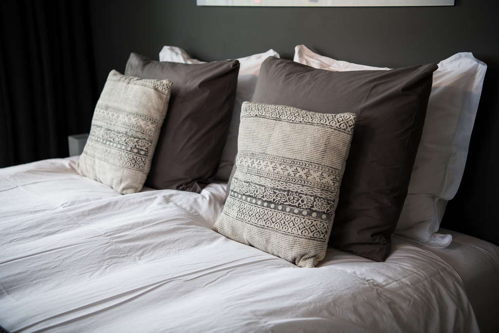 Серая подушка. Подушки серого цвета. Цветовая гамма подушек для кровати. Кровать с бельем и подушками серое.